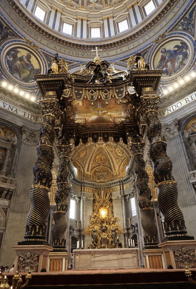 Il baldacchino del Bernini sopra l'altare papale